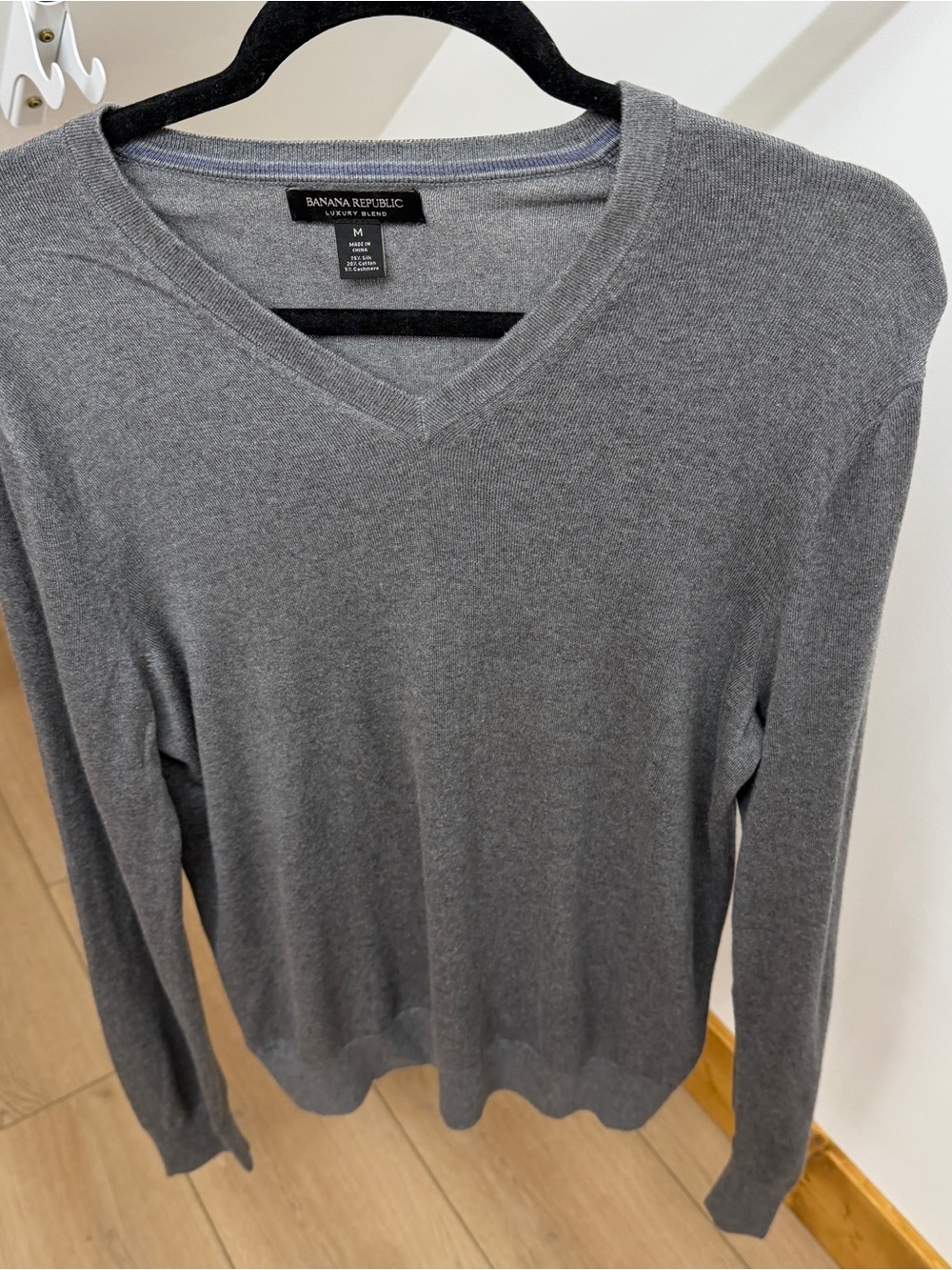 Banana Republic Luxury Blend Men's-Style Gray V-Neck Sweater - Medium